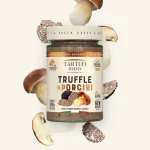 Показан е буркан Сос от трюфел с горски гъби – Ready To Eat с ястие с паста и пресни трюфели и гъби до него. На етикета пише