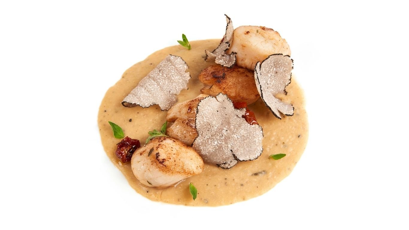 Миди Сен Жак с чери домати конфи и крем от артишок с летен трюфел