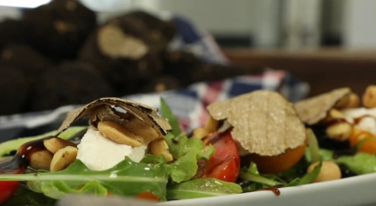 Микс от салати с прясна рикота и фъстъци с трюфел