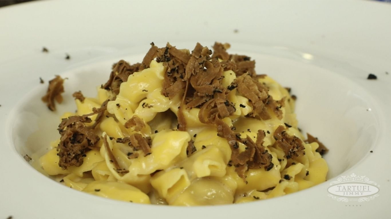 Тортелини с крем от горгонзола и трюфели и слайсове летен трюфел